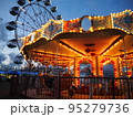 遊園地とメリーゴーランドと観覧車 95279736