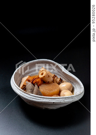 大根、たまご、つみれ、ちくわぶ、こんにゃくなどが具材のおでん 95280026