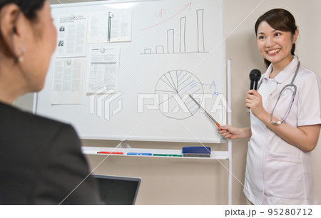 プレゼンする医療系の女性 95280712