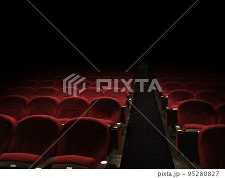 映画館のスポットライトで浮かぶ赤の座席 映画館のスポットライトで浮かぶ赤の座席 95280827