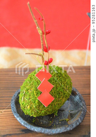 赤いテーブルクロスと苔ダマの正月飾り。金色の枝、赤い実、豆皿。 赤いテーブルクロスと苔ダマの正月飾り。金色の枝、赤い実、豆皿。 95281163