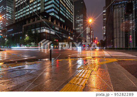 《東京都》夜の大手町・雨の風景 95282289