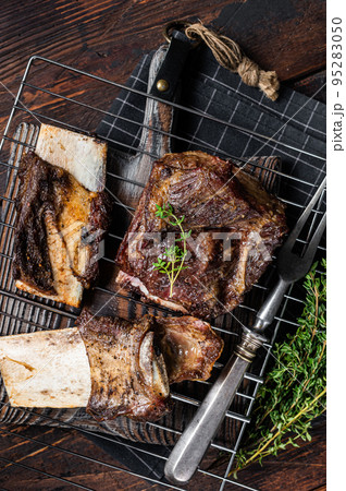 Barbecue chuck beef short ribs on grill. Wooden background. Top view 95283050