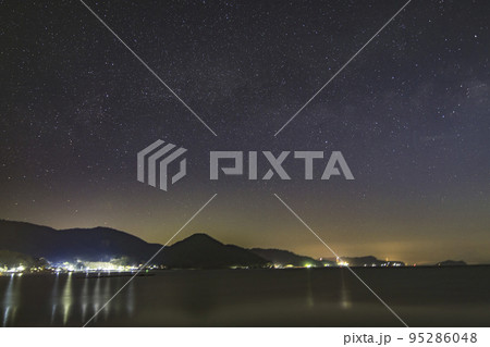 瀬戸内の冬の星景 昇る夏の大三角と天の川 瀬戸内の冬の星景 昇る夏の大三角と天の川 95286048