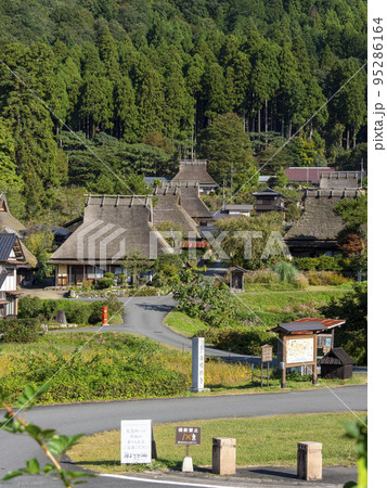 秋の美山かやぶきの里の風景 95286164