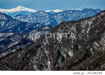 冬の丹沢・鍋割山から三ツ峠と北岳・仙丈ヶ岳の眺め 冬の丹沢・鍋割山から三ツ峠と北岳・仙丈ヶ岳の眺め 95286389