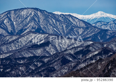 丹沢山地・鍋割山から御正体山と北岳・間ノ岳の眺め 95286390