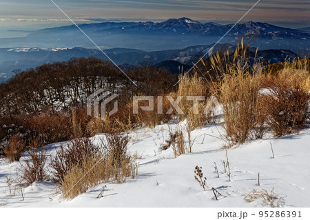 冬の丹沢・鍋割山山頂から見る箱根の山並み 冬の丹沢・鍋割山山頂から見る箱根の山並み 95286391