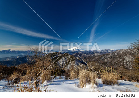 冬の丹沢山地・鍋割山から見る富士山 95286392