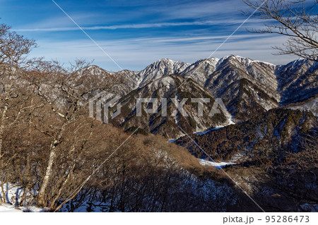 冬の丹沢・鍋割山稜線からユーシン渓谷と蛭ヶ岳の稜線 95286473