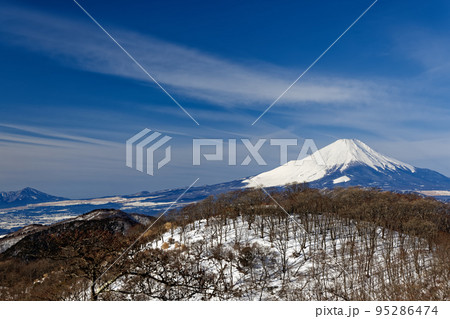 冬の丹沢山地・鍋割山と富士山 95286474