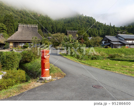 美山かやぶきの里の丸ポスト 美山かやぶきの里の丸ポスト 95286600