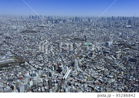 都立大学駅上空より渋谷方向を望む・空撮 都立大学駅上空より渋谷方向を望む・空撮 95286842
