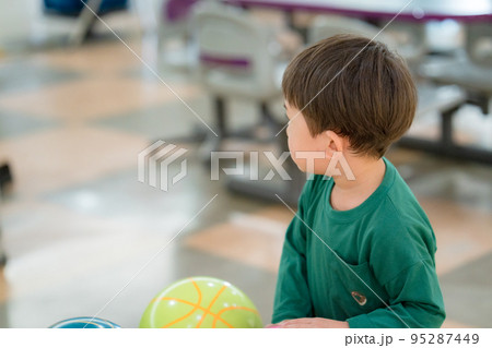 ボウリングをする子供 ボウリングをする子供 95287449