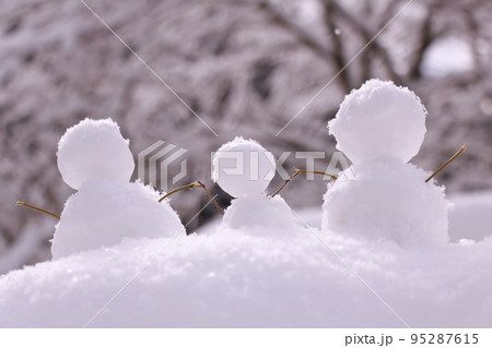家族の幸せと雪だるま 95287615