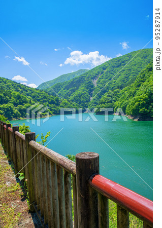 秩父湖　二瀬ダム　初夏の風景 95287914