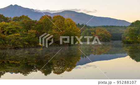 秋の朝 鳥海山と大潟溜池 秋田県 秋の朝 鳥海山と大潟溜池 秋田県 95288107