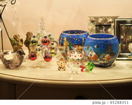 クリスマスのイメージ テーブルに飾られたクリスマスツリーやジンジャークッキーにトナカイのガラスの雑貨 クリスマスのイメージ テーブルに飾られたクリスマスツリーやジンジャークッキーにトナカイのガラスの雑貨 95288351