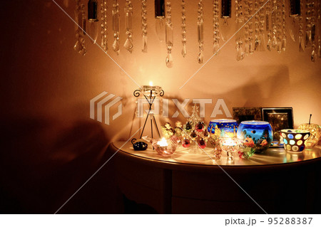 クリスマスのイメージ テーブルに飾られたクリスマスツリーやジンジャークッキーにトナカイのガラスの雑貨 クリスマスのイメージ テーブルに飾られたクリスマスツリーやジンジャークッキーにトナカイのガラスの雑貨 95288387