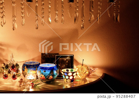 クリスマスのイメージ　テーブルに飾られたクリスマスツリーやジンジャークッキーにトナカイのガラスの雑貨 95288407