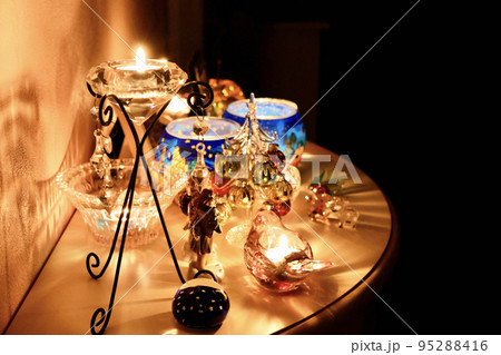 クリスマスのイメージ　テーブルに飾られたクリスマスツリーやジンジャークッキーにトナカイのガラスの雑貨 95288416