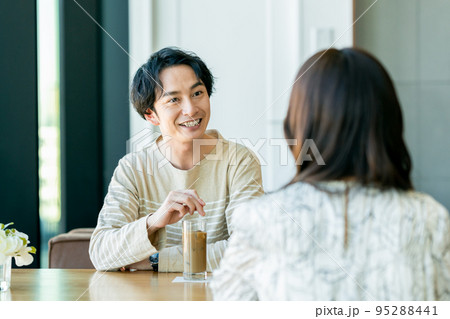 カフェで団らんする若いカップル 95288441