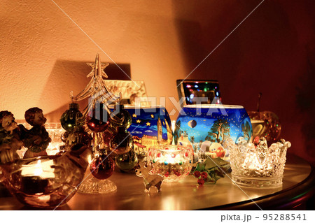 クリスマスのイメージ　テーブルに飾られたクリスマスツリーやジンジャークッキーにトナカイのガラスの雑貨 95288541