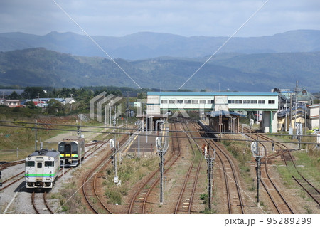 【JR北海道】晴れた日のお昼前、長万部駅のホームと並ぶ線路 95289299