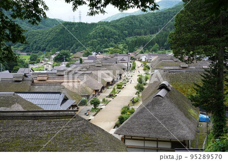 かやぶき屋根の建物を見下ろせる高台 かやぶき屋根の建物を見下ろせる高台 95289570