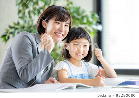 勉強をする小学生の女の子 95290080