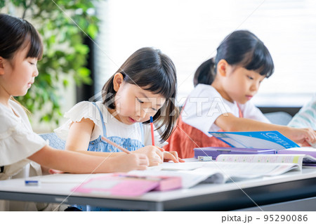 授業を受ける小学生 95290086