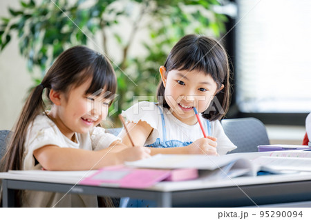 勉強をする小学生 95290094