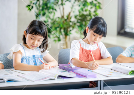 勉強をする小学生 勉強をする小学生 95290122