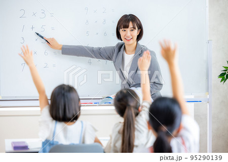 ホワイトボードを使って授業を受ける小学生 ホワイトボードを使って授業を受ける小学生 95290139