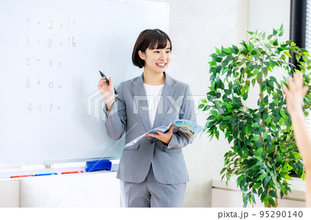 ホワイトボードを使って授業を受ける小学生 ホワイトボードを使って授業を受ける小学生 95290140