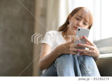 スマホを持った女性 95290274
