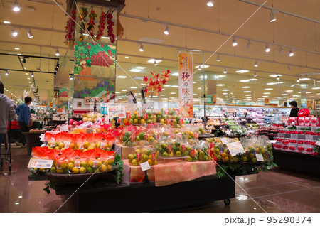 【大阪府】10月・物価上昇で節約する主婦 95290374