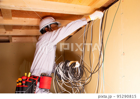 電気工事(ソーラーパネルの屋根裏配線工事) 95290815
