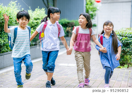 ランドセルを背負って通学する小学生 ランドセルを背負って通学する小学生 95290852