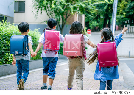 ランドセルを背負って通学する小学生 ランドセルを背負って通学する小学生 95290853