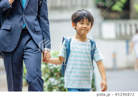 出勤する家族 出勤する家族 95290872