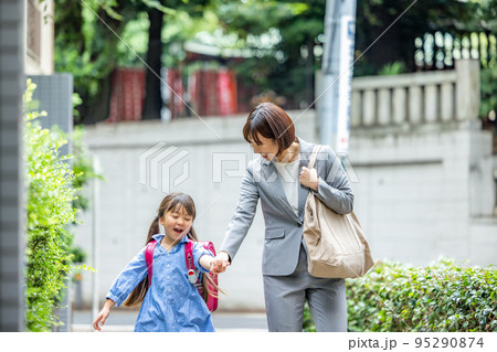 登校する小学生と登校をする母親 95290874
