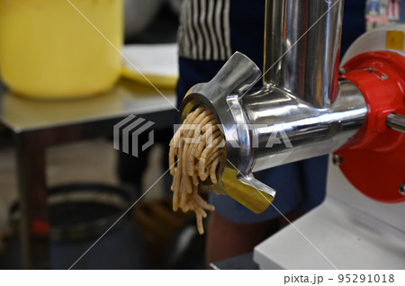 味噌の材料がミンチマシーンから出てきたところ 95291018