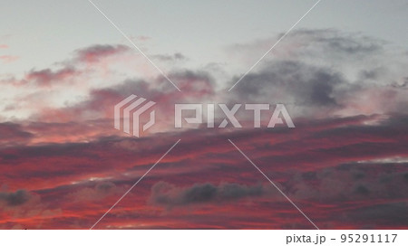 朝焼けで真っ赤に染まる秋の空 朝焼けで真っ赤に染まる秋の空 95291117