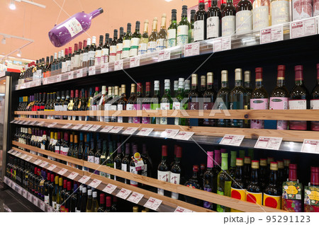 【大阪府】ショッピングセンターの飲料品売り場 95291123