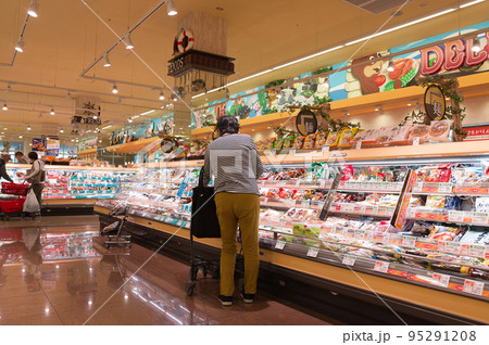 【大阪府】10月・物価上昇で節約する主婦 95291208