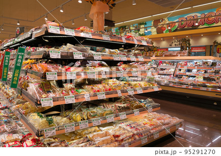 【大阪府】ショッピングセンターのパン売り場 【大阪府】ショッピングセンターのパン売り場 95291270