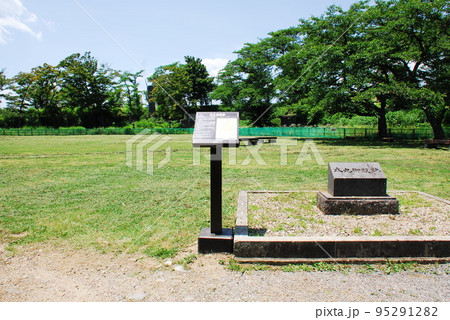 城跡公園内の「本丸御殿跡」(福島県白河市) 城跡公園内の「本丸御殿跡」(福島県白河市) 95291282