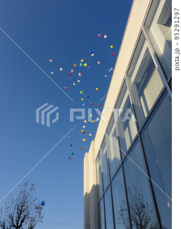青空と風船 青空と風船 95291297