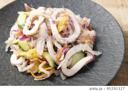 美味しいイカと野菜のマリネ 95291327